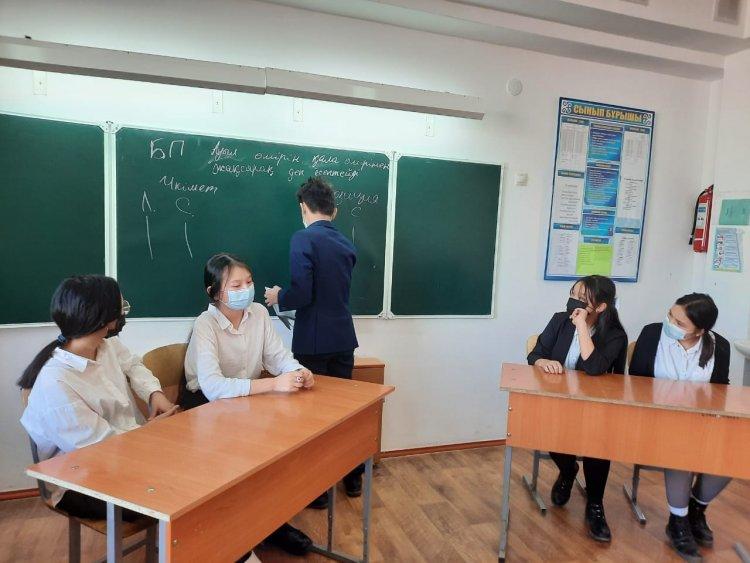 Қаратау аудандық оқушылар арасында өткен өңірлік дебат турниріне мектебімізден бір қазақ және бір орыс лигасы