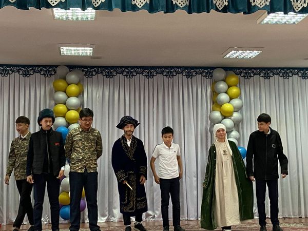 №130 жалпы орта білім беретін мектебінде тәрбие жұмысының жылдық жоспарына сәйкес  қазақ тілі пәні мұғалімі 10 "А" сынып жетекшісі Разия Байжанның ұйымдастыруымен "Оқуға құштар мектеп"